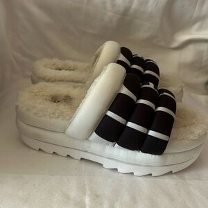 UGG Maxi Slide Logo White Padded Sheepskin Lightweight Platform Sandals size 7
